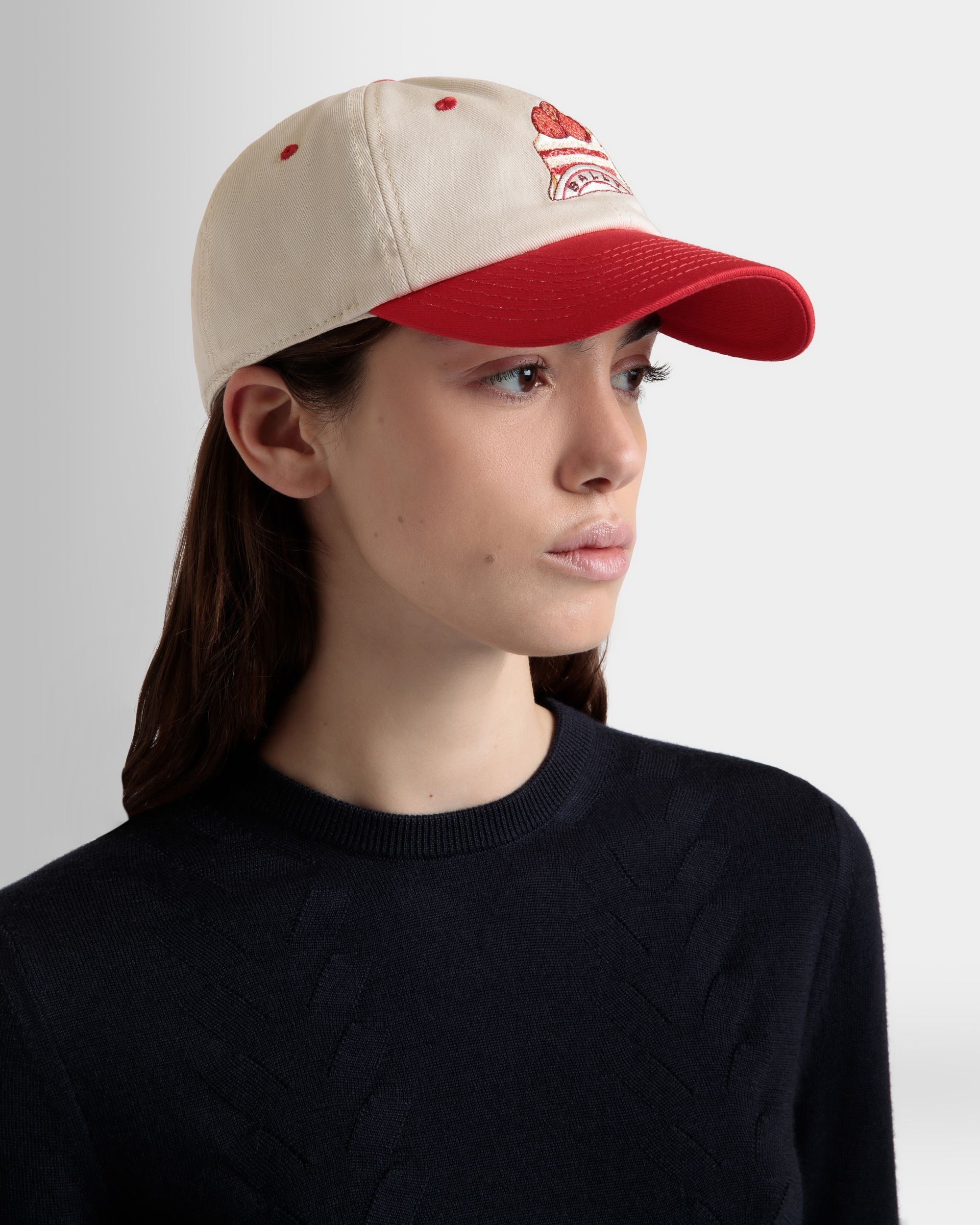 Bally Global - Gorra De Algodón Marfil Y Rojo Con Bordado Bally Cake - Blanco