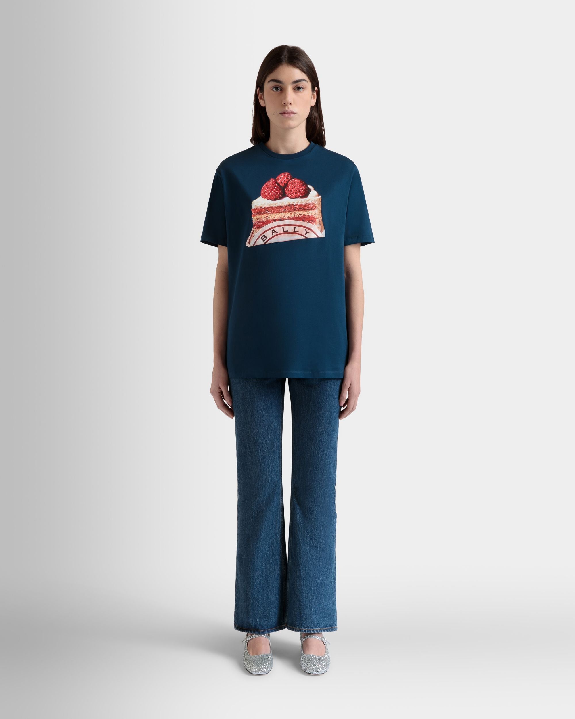 Bally Global - T-Shirt in Navy Blue Cotton With a Bally Cake Print - Azul