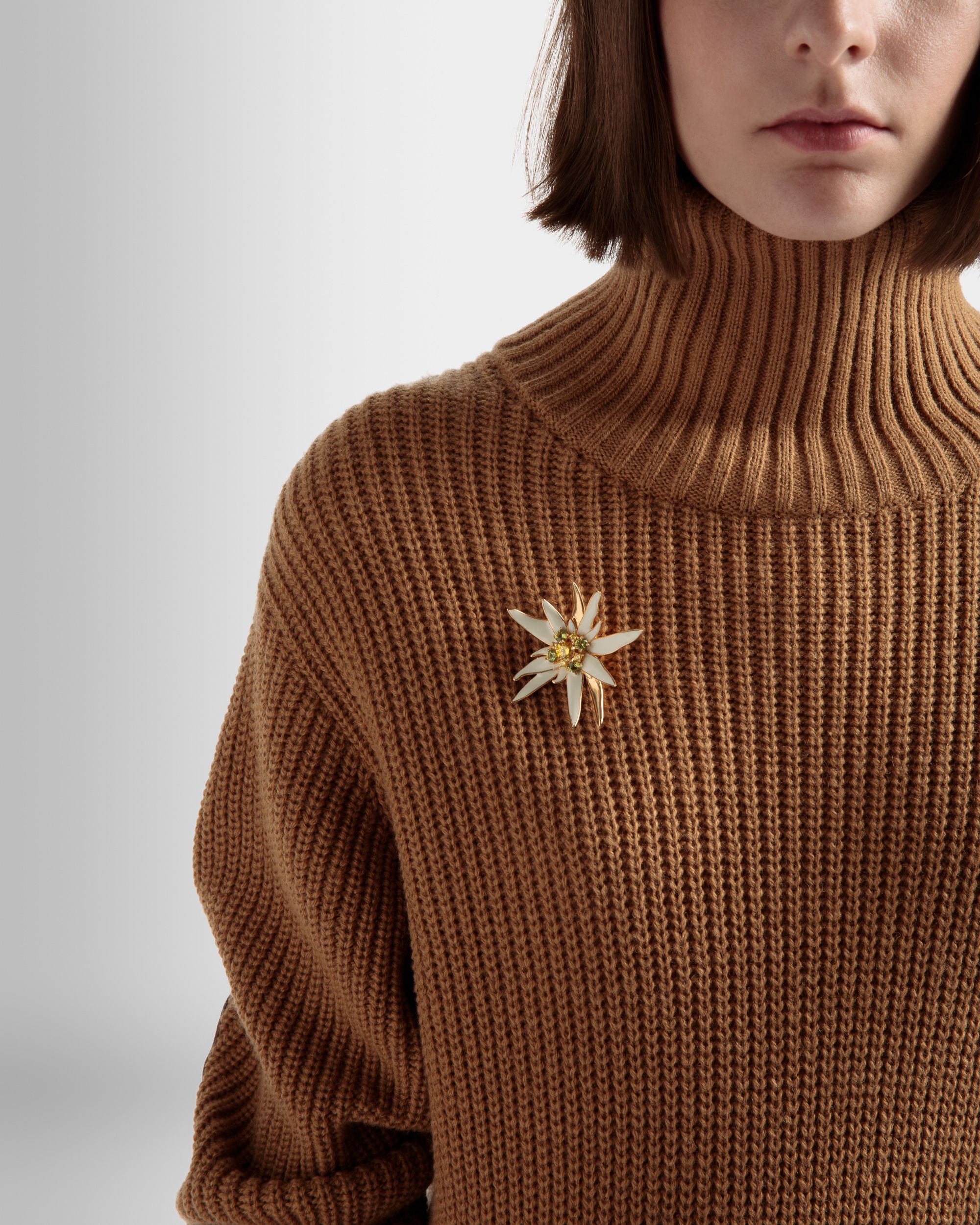 Bally Global - Edelweiss Brooch In Hammered Gold - Gold