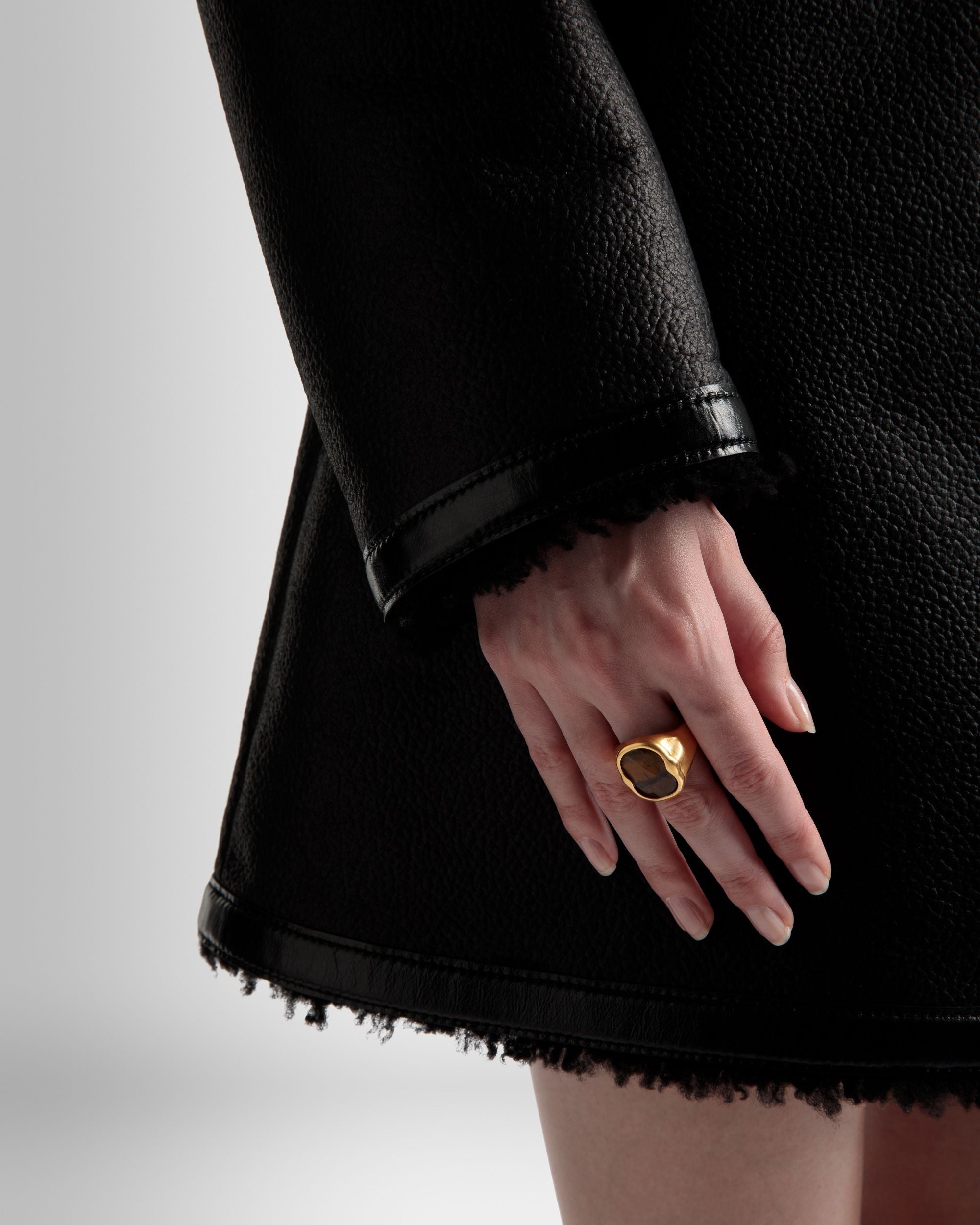 Bally Global - Frame Ring In Hammered Gold - Gold