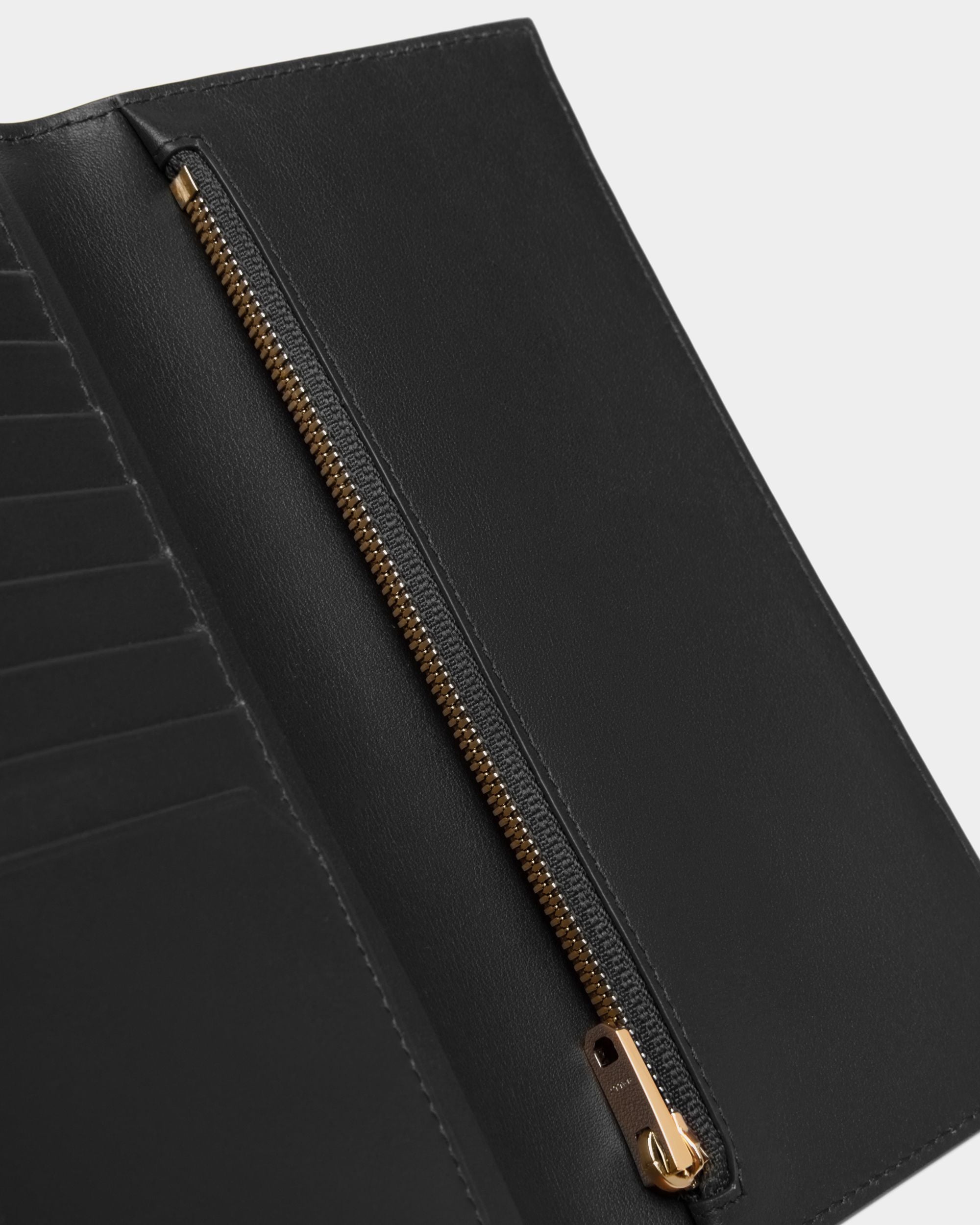 Bally Global - Cartera Alargada Lock Me De Piel Granulada Negra - Negro