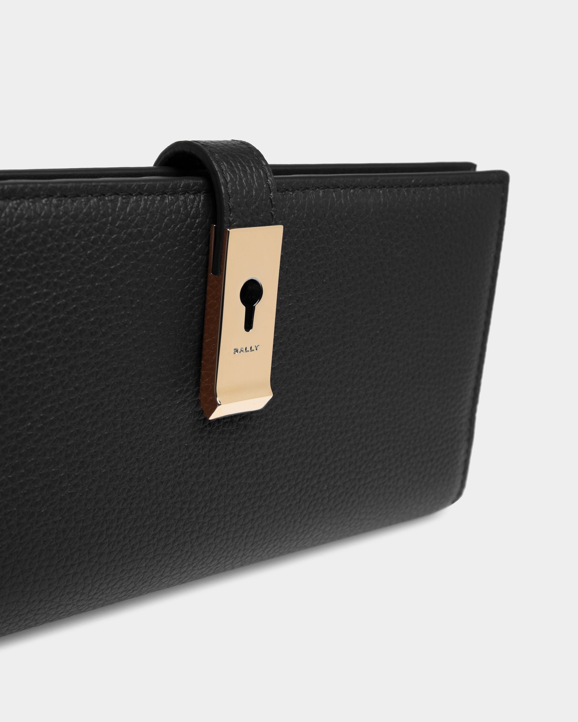 Bally Global - Cartera Alargada Lock Me De Piel Granulada Negra - Negro